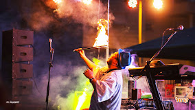 קוסם חיים עם ילד מחזיקים שרביט קסמים