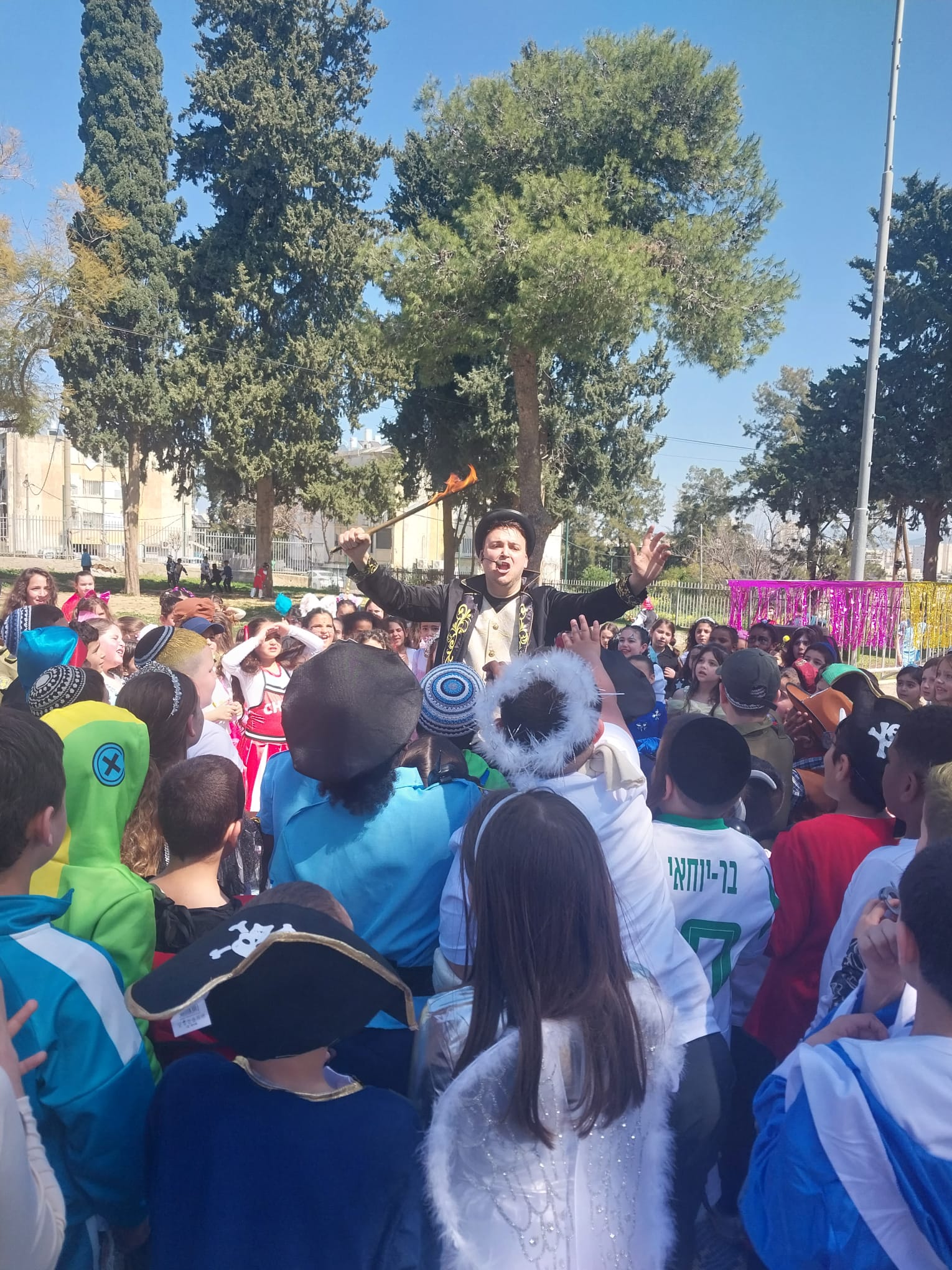 קוסם עם ילד יום הולדת מבצעים קסם