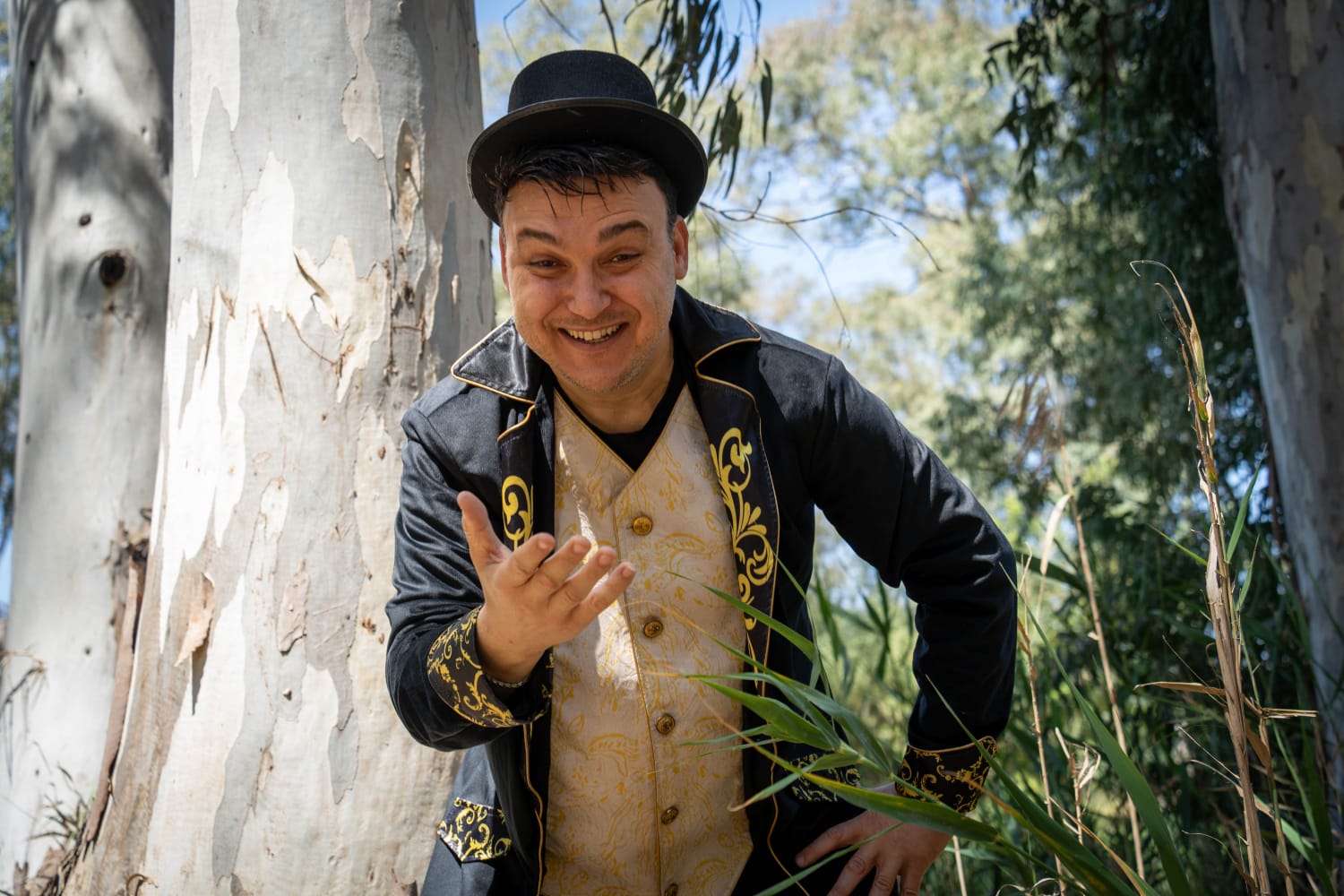 קוסם מלהטט בכדורים