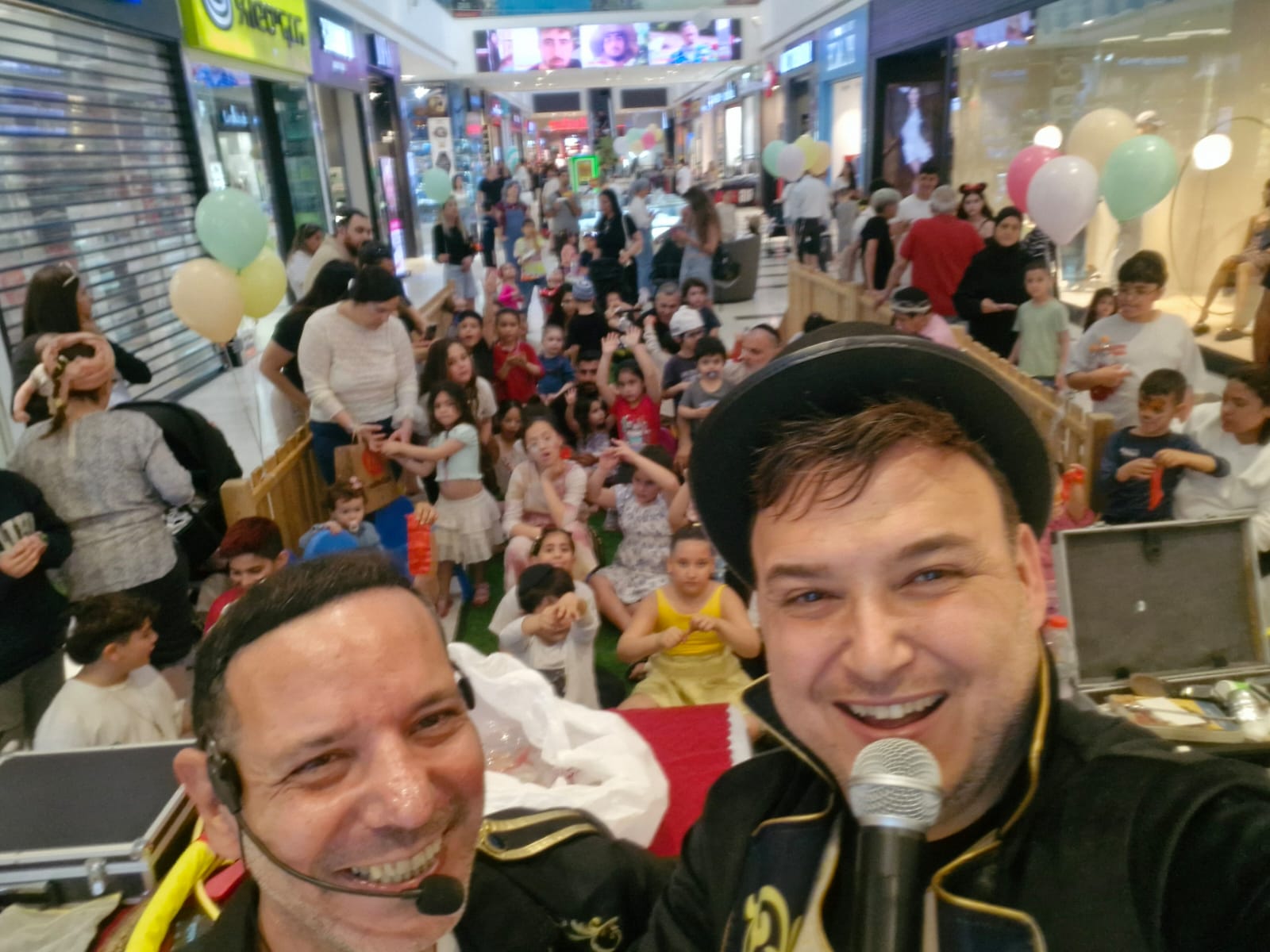 ילדי יום הולדת עוזרים לקוסם