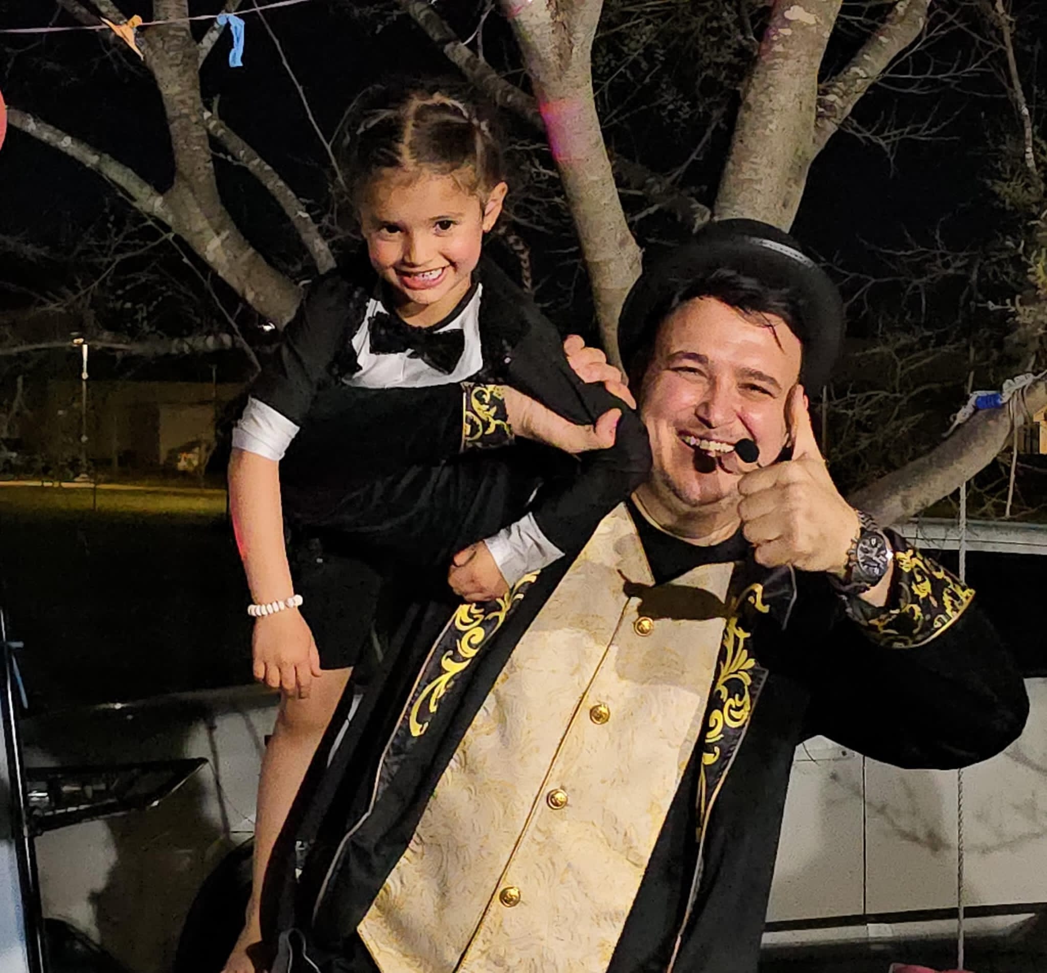 ילדים צוחקים במופע קסמים