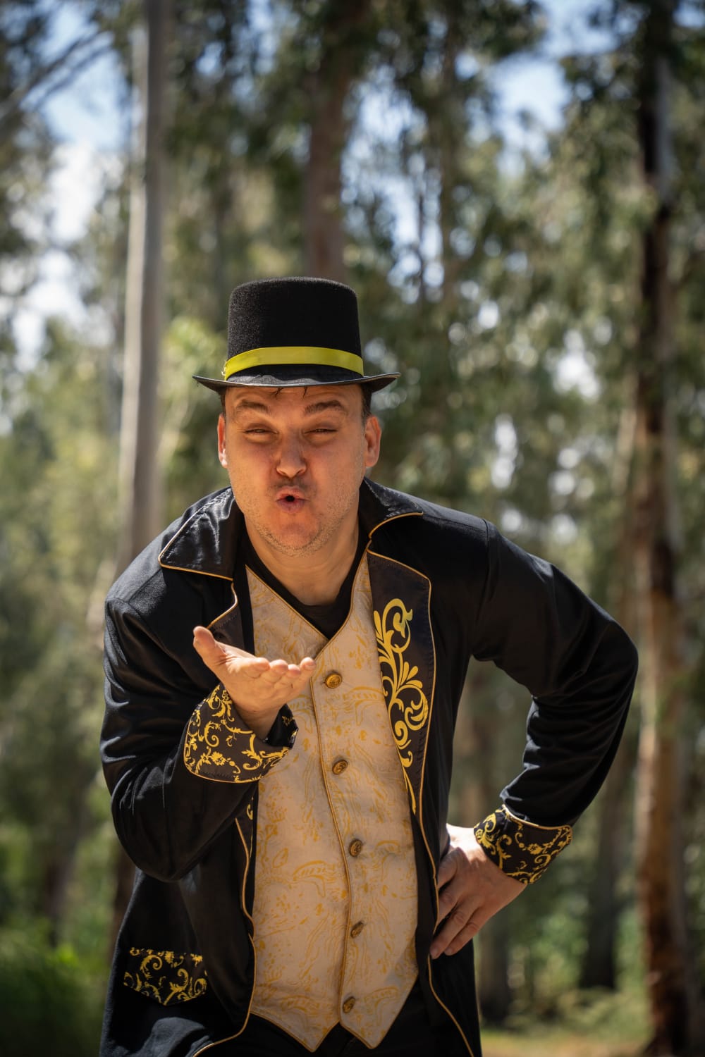 קוסם חיים מעיף כובע