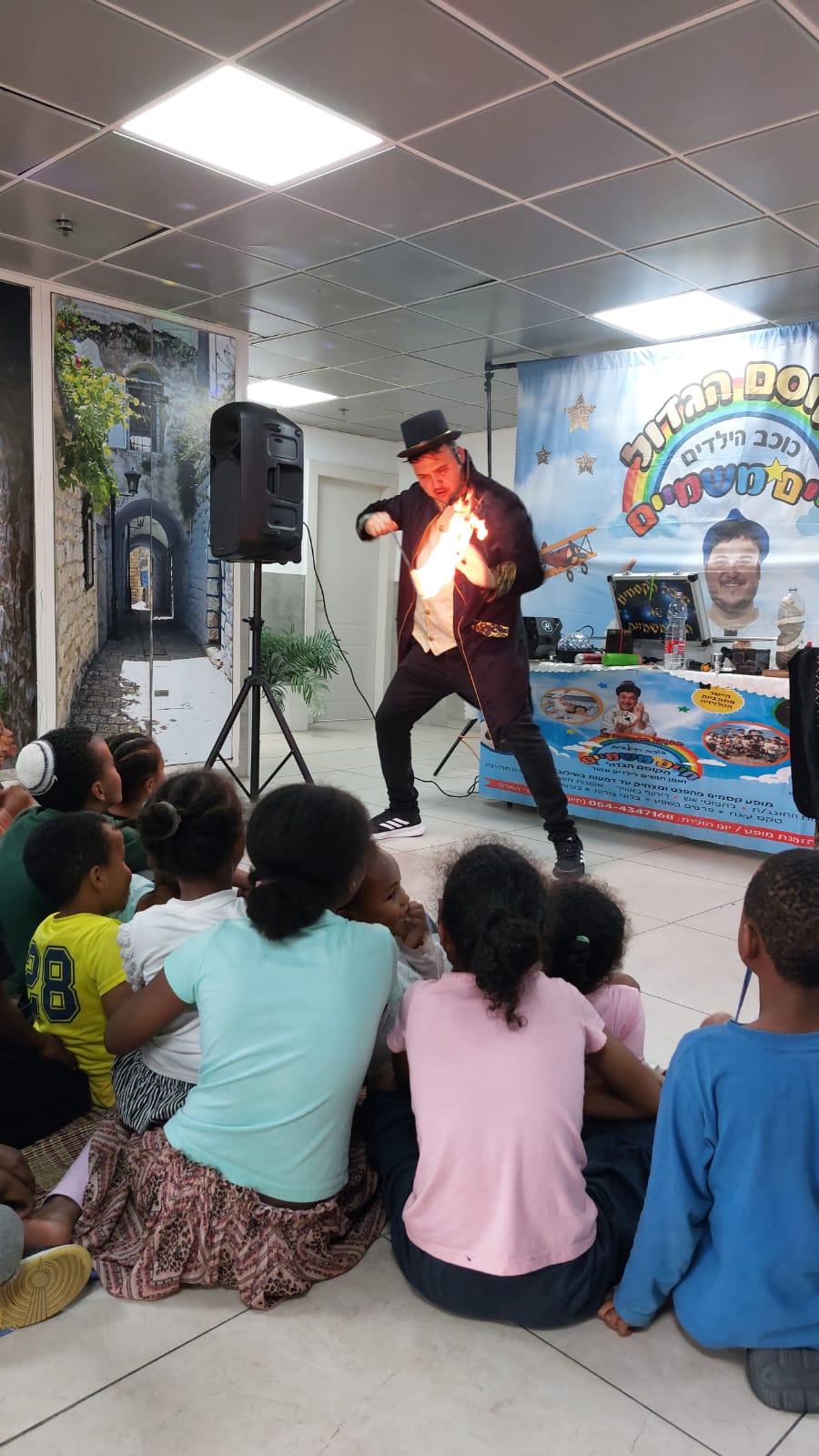 תמונת קלוזאפ של הקוסם חיים עם חיוך רחב